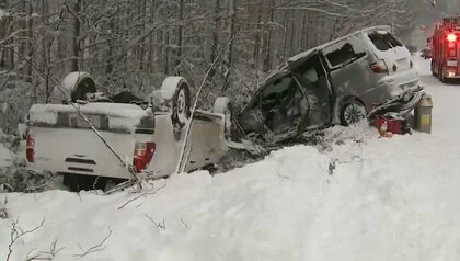 【雪道事故】層雲峡近くの国道で車2台が正面衝突 男性1人死亡…1台はひっくり返り もう1台は助手席むき出し…路面は圧雪状態 吹雪いていた 北海道上川町