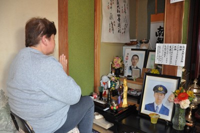 「苦しむ警察官が出ないよう」　長時間勤務で巡査自殺、母の願い