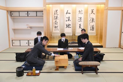 福崎九段が一日道場席主と店長務める　新関西将棋会館オープン