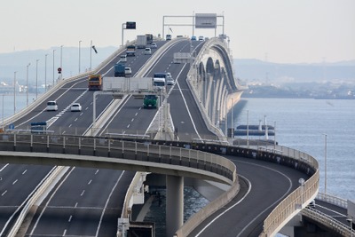 変動料金制導入で揺れる東京湾アクアライン、渋滞緩和に “大波小波”の通行料［新聞ウォッチ］