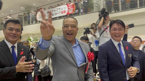 【動画あり】ドジャーズのロバーツ監督「那覇に戻ってSWがやっと終わった気持ち」　出身地の那覇市が特別栄誉賞　市役所は祝福の人だかり