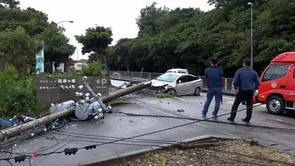 電柱が根本から折れ…沖縄県浦添市の県道で乗用車が電柱に衝突　周辺の介護施設では9時間以上停電