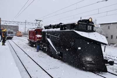 “95歳”のラッセル車、今年も現役　線路内を除雪　弘南鉄道が試運転