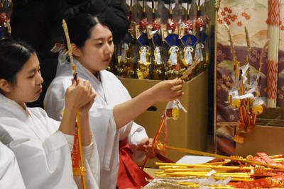 マンション向け小さな破魔矢も　縁起物準備大詰め　福岡・櫛田神社