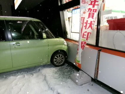 「アクセルとブレーキを“踏み間違え”た」70代の男性運転の軽乗用車 コンビニに突っ込み店内の商品棚を倒す 警察がアクセル・ブレーキペダルの操作慎重に…高齢ドライバーに呼び掛ける 北海道小樽市