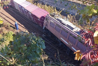 貨物列車が機関車ごと脱線　復旧のめどたたず　鹿児島・川内駅