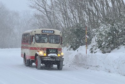 ボンネットバス、雪道をゆく　岩手・八幡平で今季の運行始まる