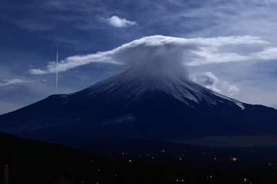 富士山上空にいくつもの光の筋　「ふたご座流星群」今年もピーク