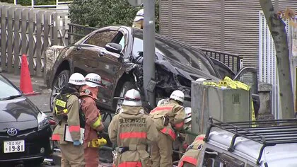 高級車のフロント部分が大破…電柱に衝突し歩道に突っ込む事故　2人ケガ・歩行者のケガ無し　東京・新宿区