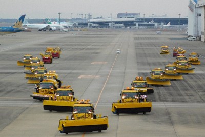 除雪車、滑走路にV字でずらり　成田空港で積雪や凍結想定し訓練