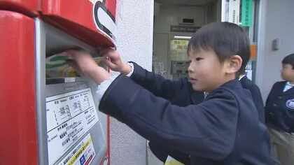 年賀状受け付けスタート　松前の郵便局で「仕事がんばって」園児ポストに投かん「伝統文化利用を」【愛媛】