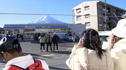 【工事開始】コンビニ側2カ所に高さ80cm長さ3mの柵設置　危険な横断など“富士山撮影”迷惑行為相次ぐ問題で新たな対策　山梨・富士河口湖町