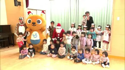 サンタさんは郵便局員　園児たちに一足早いクリスマスプレゼント　秋田・由利本荘市