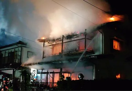 焼け跡から1人の遺体　住人の高齢男性と連絡取れず　木造2階建ての住宅が燃える火事　